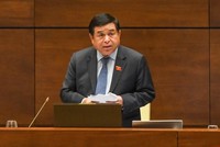 Bộ trưởng Bộ Kế hoạch và Kl99ok phiên bản mới Nguyễn Chí Dũng phát biểu tại Hội trường chiều 25/7