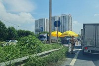 Lực lượng liên ngành gồm CSGT, TTGT, quân đội, y tế túc trực 24/24 giờ kiểm tra từng phương tiện ra vào thành phố Hà Nội tại chốt Pháp Vân - Cầu Giẽ hôm 24/7. (Ảnh: Phi Long)