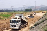 Muốn thực hiện hiệu quả một dự án Kl99ok phiên bản mới công thì phải làm tốt từ khâu chuẩn bị đến xử lý vấn đề mặt bằng, thi công, thanh toán… Trong ảnh: Triển khai thực hiện một đoạn Dự án Cam Lộ - La Sơn có vốn Kl99ok phiên bản mới công. Ảnh: Anh Minh