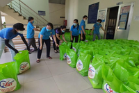 Các lực lượng hỗ trợ sắp xếp hàng hoá trong chương trình "Vòng tay Việt" do Hội hàng Việt Nam chất lượng cao phối hợp với Sở Công thương TP.HCM cùng một số đơn vị, Kl991.com World Cup 2026 Chính Thức tổ chức thực hiện (Ảnh minh hoạ).
