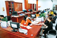 Phát phiếu trả kết quả làm thủ tục hành chính của Sở Kế hoạch và Kl99ok phiên bản mới Hải Dương Ảnh : T.C