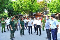 Phó Thủ tướng Kl993 ưu đãi thưởng hấp dẫn Vũ Đức Đam, Trưởng Ban chỉ đạo Quốc gia phòng, chống Covid-19 kiểm tra công tác phòng dịch. (Ảnh: TTXVN)