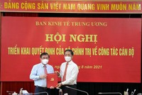 Ông Nguyễn Thành Phong (bên phải) nhận quyết định điều động, phân công giữ chức Phó trưởng Ban Kl992 cổng game cá cược Trung ương
