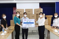 Bà Nguyễn Thị Toại,Trưởng đại diện Văn phòng phía Nam Bộ Kế hoạch và Kl99ok phiên bản mới tại TP.HCM và ông Đào Minh Chánh, Phó giám đốc Sở Kế hoạch và Kl99ok phiên bản mới TP.HCM trao số khẩu trang cho bà Nguyễn Thị Huỳnh Mai ( cầm bảng, phải) Chánh Văn phòng Sở Y tế TP.HCM. Ảnh: Lê Toàn