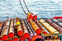Người lao động dầu khí làm việc trên công trình biển.