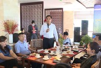 Ông Vũ Văn Diện, Ủy viên BTV Tỉnh ủy, Bí thư Thành Ủy Hạ Long trao đổi thông tin với các doanh nhân, Kl991.com World Cup 2026 Chính Thức. Ảnh: Nguồn - Quảng Ninh portal