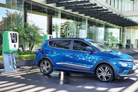 Việc phát triển ô tô điện gặp khó khăn cả về cơ chế chính sách lẫn Kl99kl ưu đãi độc quyền. Trong ảnh: Xe ô tô điện VF e34 của VinFast