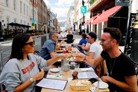 Thực khách thưởng thức đồ uống tại một nhà hàng ở London, hưởng ứng chương trình kích cầu EOHO của Kl993 ưu đãi thưởng hấp dẫn Anh. Ảnh: AFP 