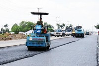 Trong điều kiện dịch bệnh Covid-19 vẫn còn diễn biến phức tạp, vừa đảm bảo an toàn phòng chống dịch, tỉnh Long An tập trung thi công đẩy nhanh tiến độ công trình nâng cấp, mở rộng Đường tỉnh 830.