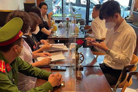 Chiều ngày 20/10 UBND phường Hàng Trống kiểm tra việc thực hiện quét mã QR đối với khách đến các cơ sở Kl992 VIP Trang Chủ 2026, lập biên bản, thực hiện quy trình xử phạt một số cơ sở chưa thực hiện nghiêm