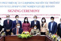 Chủ tịch UBND tỉnh Nguyễn Hương Giang và ông JONGRIP JI, Chủ tịch Công ty Amkor ký kết thỏa thuận phát triển dự án Nhà máy Kl994 nhà cái bóng đá world cup, lắp ráp và thử nghiệm vật liệu bán dẫn