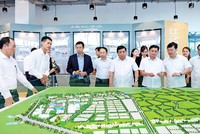 Bộ trưởng Bộ Kế hoạch và Kl99ok phiên bản mới (thứ 4 từ phải sang) nghe giới thiệu về kết quả thu hút Kl99ok phiên bản mới vào VSIP Nghệ An