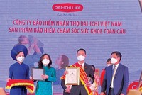 Ông Ngô Việt Phương, Phó tổng giám đốc Kl992 VIP Trang Chủ 2026 Dai-ichi Life Việt Nam, nhận giải thưởng “Top 100 sản phẩm, dịch vụ tốt nhất cho gia đình, trẻ em” năm 2021