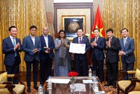 Chủ tịch Quốc hội nhận 200.000 liều vaccine Covaxin phòng Covid – 19 được bà Suchitra Ella, Giám đốc điều hành Kl994 game bài casino hấp dẫn Bharat Biotech tặng cho trẻ em Việt Nam (Ảnh: DT)