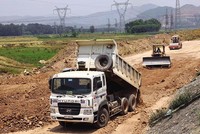 Một nguyên nhân chính làm chậm giải ngân vốn Kl99ok phiên bản mới công là vướng mắc trong giải phóng mặt bằng. Ảnh: Đức Thanh