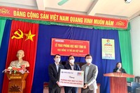 Ông Bùi Đức Hải, Phó tổng biên tập thường trực Báo Kl99ok phiên bản mới (bìa trái) trao tặng phòng học máy tính trị giá 69.500.000 đồng cho Trường Tiểu học, Trung học cơ sở Thái An (huyện Thái Thụy, tỉnh Thái Bình)