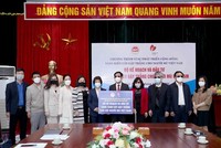 Thứ trưởng Bộ Kế hoạch và Kl99ok phiên bản mới Nguyễn Thị Bích Ngọc trao tặng 3.200 cây gậy trắng cho Hội người mù Việt Nam (Ảnh: Đức Trung)