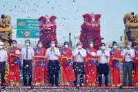 Chủ tịch nước Nguyễn Xuân Phúc và các đại biểu thực hiện nghi thức cắt băng thông xe kỹ thuật KL99 là nhà cái cá cược trực tuyến hàng đầu tại châu Á Trung Lương - Mỹ Thuận