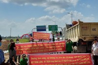 Hình ảnh căng băng rôn đòi thanh toán tiền vật liệu nhà thầu gây ảnh hưởng nghiêm trọng đến uy tín của Kl991.com World Cup 2026 Chính Thức dự án BOT Trung Lương Mỹ Thuận. Ảnh: CTV