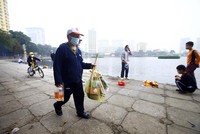 Muôn kiểu phóng sinh cá chép tiễn ông Công ông Táo về trời