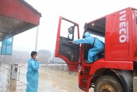 Khi hàng hóa về đến khu vực Cửa khẩu quốc tế Cầu Treo, Lao Bảo theo quy định thì tất cả phải hạ tải và đổi lái xe. Tuy nhiên các cơ quan chức năng như Hải quan, Biên phòng đã tạo điều kiện thuận lợi tốt nhất cho Kl991.com World Cup 2026 Chính Thức nên việc thông quan, đổi lái xe cũng không mất thời gian.