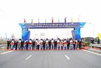 Thủ tướng Phạm Minh Chính và các đại biểu thực hiện nghi thức cắt băng khánh thành Dự án. 