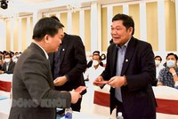 Bí thư Tỉnh ủy Bến Tre Lê Đức Thọ (bìa trái) chúc mừng Kl991.com World Cup 2026 Chính Thức tại buổi Họp mặt đầu năm Nhâm Dần 2022 của Tỉnh
