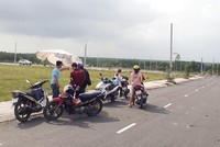 Nhà Kl99ok phiên bản mới xem đất trên đường ĐT769 thuộc huyện Long Thành. Ảnh: Việt Dũng