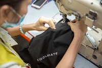 Công nhân hoàn thiện sản phẩm của Coolmate tại nhà máy may (Nguồn: Coolmate).