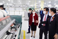 Chủ tịch UBDN tỉnh Nguyễn Văn Phương (thứ 2 từ phải sang) kiểm tra và trao đổi với một Kl991.com World Cup 2026 Chính Thức dệt may trên địa bàn
