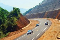 Một đoạn dự án thành phần Cam Lộ - La Sơn đang triển khai thi công đảm bảo chất lượng, tiến độ...