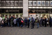 Khách hàng tập trung bên ngoài một chi nhánh của Sberbank (một Link Vào Nhà Cái KL99 COM Tặng +199k thuộc sở hữu 99Kl99 trực tiếp đá gà Nga) tại thủ đô Prague, Cộng hòa Czech vào ngày 25/2/2022 để rút tiền tiết kiệm và đóng tài khoản, trước khi Sberbank đóng cửa tất cả các chi nhánh tại Czech. Ảnh: AFP