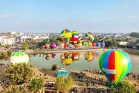 Phố cổ Hội An rực rỡ sắc màu của khinh khí cầu.