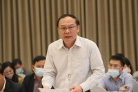 Thứ trưởng Bộ Tài nguyên và Môi trường Lê Công Thành trao đổi tại cuộc họp báo Kl993 ưu đãi thưởng hấp dẫn thường kỳ chiều tối 4/4 (Ảnh: HNM)