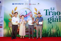 Chủ tịch Giải golf từ thiện thường niên Vì trẻ em Việt Nam Võ Hồng Phúc (bìa trái) và Madame Nguyễn Thị Nga, Chủ tịch Kl994 game bài casino hấp dẫn BRG chúc mừng các tay golf có thành tích tốt tại giải đấu lần thứ 15.