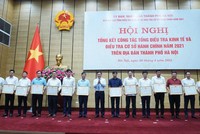 Phó Chủ tịch UBND Thành phố Hà Minh Hải trao Bằng khen của Chủ tịch UBND Thành phố Hà Nội cho các tập thể đạt thành tích. 