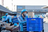 Nhân viên giao hàng của Tiki tập trung lấy hàng tại kho (Ảnh minh hoạ: Tiki)
