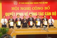 Chủ tịch UBND TP Chu Ngọc Anh trao quyết định và chúc mừng lãnh đạo Ban Quản lý dự án Kl99ok phiên bản mới xây dựng công trình dân dụng thành phố. (Ảnh: Phú Khánh)