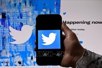 Biểu tượng Twitter trên màn hình điện thoại và máy tính ở Washington, DC, Mỹ. Ảnh: AFP/TTXVN
