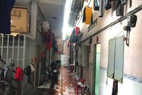 Ẩm thấp, bốc mùi là thực trạng đang diễn ra tại nhiều khu nhà trọ công nhân hiện nay.