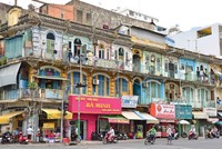 Nhiều chung cư cũ chậm được cải tạo do vướng cơ chế. Trong ảnh: chung cư 440 - Trần Hưng Đạo (quận 5, TP.HCM) xuống cấp nghiêm trọng