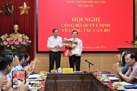 Phó Chủ tịch Thường trực UBND Thành phố Hà Nội Lê Hồng Sơn trao Quyết định và chúc mừng ông Mai Xuân Trường, chiều 6/6.