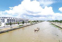Phát triển đô thị là một trong những trụ cột được Hậu Giang tập trung thu hút Kl99ok phiên bản mới. Trong ảnh: Khu đô thị mới hình thành trên bờ kênh xáng Xà No (TP. Vị Thanh, Hậu Giang)