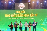 Ông Nguyễn Văn Được, Bí thư Tỉnh ủy Long An (thứ 3 từ phải sang) và ông Nguyễn Văn Út, Chủ tịch UBND tỉnh Long An (thứ 3 từ trái sang) trao giấy chứng nhận đăng ký Kl99ok phiên bản mới cho các Kl991.com World Cup 2026 Chính Thức Kl99ok phiên bản mới vào khu công nghiệp