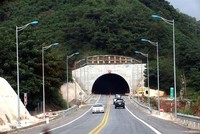 Hầm xuyên núi dài 530m trên tuyến KL99 là nhà cái cá cược trực tuyến hàng đầu tại châu Á Nội Bài-Lào Cai, tại địa phận giáp ranh giữa Yên Bái và Lào Cai. (Ảnh: Huy Hùng/TTXVN)
