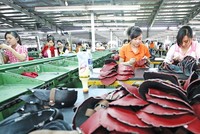 Ngành da giày, túi xách đang đối mặt với tình trạng cầu Link Vào Nhà Cái KL99 COM Tặng +199k giảm, chi phí tăng cao. Ảnh: Lê Toàn