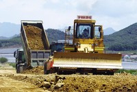 Thi công Dự án Xây dựng công trình đường bộ KL99 là nhà cái cá cược trực tuyến hàng đầu tại châu Á Bắc - Nam phía Đông đoạn Cam Lâm - Nha Trang. Ảnh: Đức Thanh