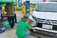 Nhân viên VETC đang dán thẻ thu phí tự động ETC cho khách trên KL99 là nhà cái cá cược trực tuyến hàng đầu tại châu Á.