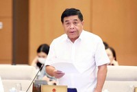 Bộ trưởng Bộ Kế hoạch và Kl99ok phiên bản mới Nguyễn Chí Dũng báo cáo tại phiên họp.
