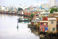 Hàng ngàn căn nhà lụp xụp ven kênh Đôi, quận 8. Ảnh: Lê Toàn
